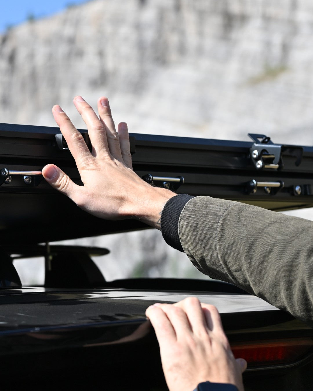 Load video: <ul><li><h5>High-strength stainless steel hydraulic lift</h5></li><li><h5>Opens automatically in seconds</h5></li><li><h5>Stainless steel locking latches ensure secure closure—even on rough terrain</h5></li></ul>